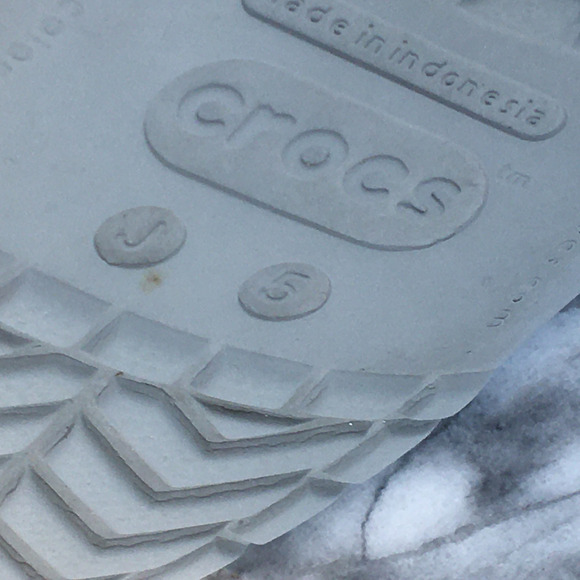 Crocs Gray White Blue Slip-on Sandal Water Shoe Kid's Size J5 - Picture 9 of 9